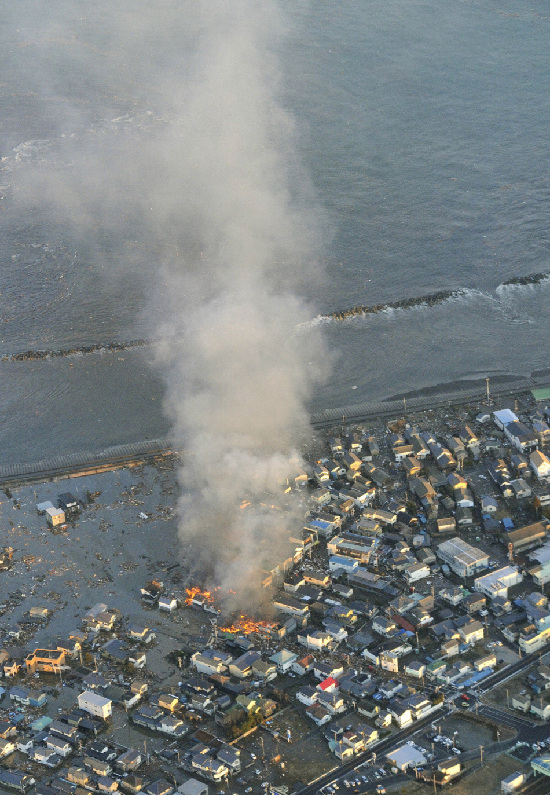 13英尺海啸冲击日本沿海地带