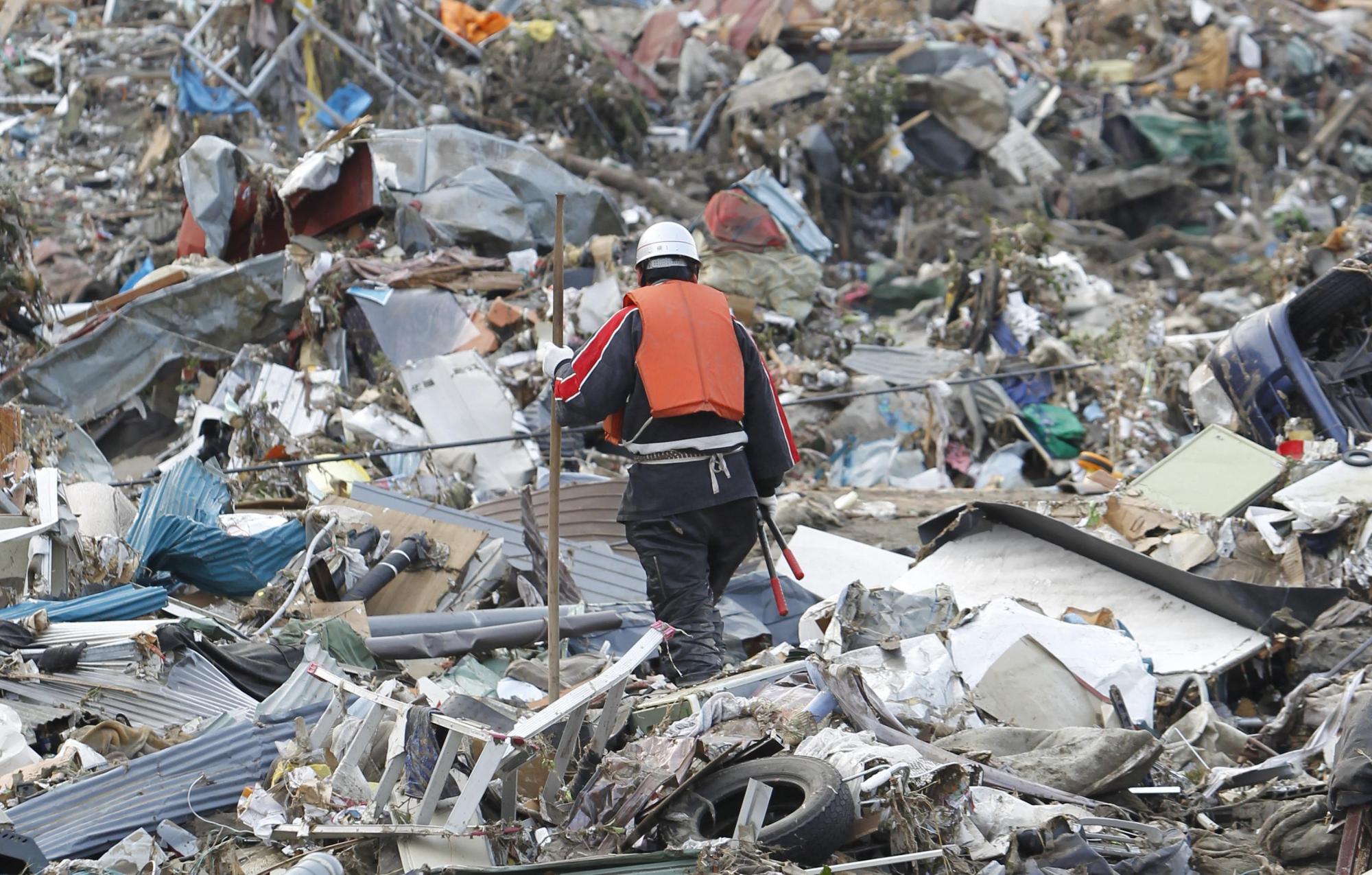 组图：日强震废墟中的家庭合影 救援人员全力搜救