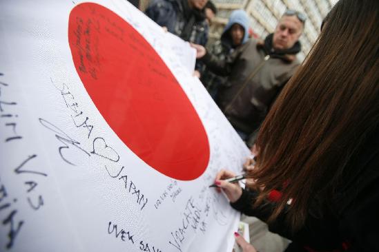 塞尔维亚民众为日本地震举行纪念活动