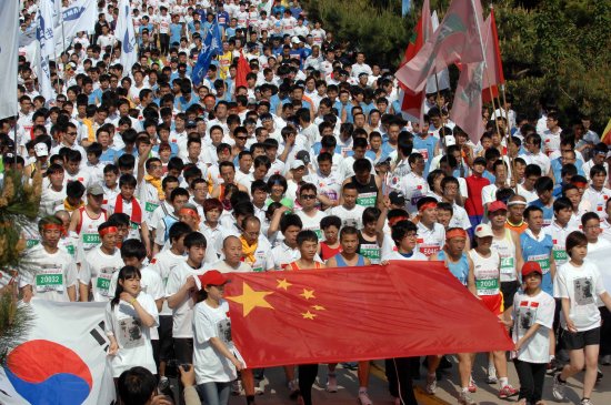 山东举行中日韩国际马拉松赛 3000选手集体出发