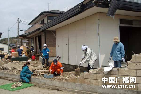 温家宝向日本震区遇难者献花 称将继续支持重建