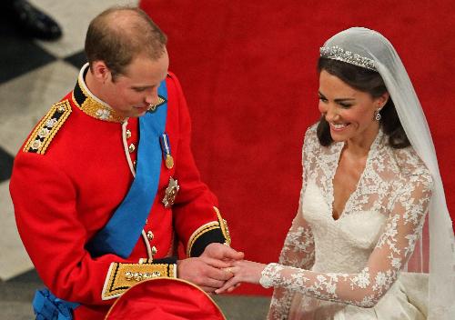 英国世纪婚礼出小插曲 威廉为凯特戴戒指一次未成功
