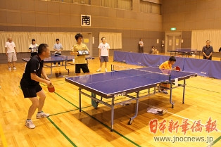 日本广岛中国留学生参加乒乓友谊赛 促中日友谊