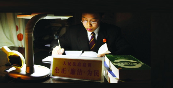 法官背国徽走山路到田间地头开庭