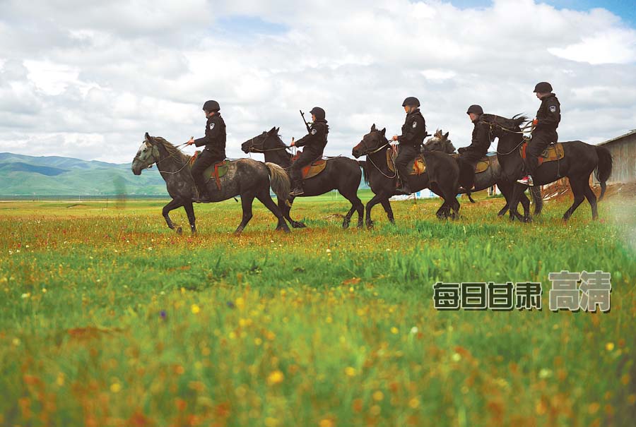 走近甘肃第一支草原骑警大队(组图)