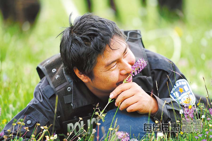 走近甘肃第一支草原骑警大队(组图)