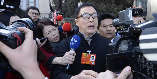 两会“突围”:明星代表各出奇招躲长枪短炮