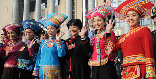 “色彩风景线”：少数民族代表盛装出席开幕会