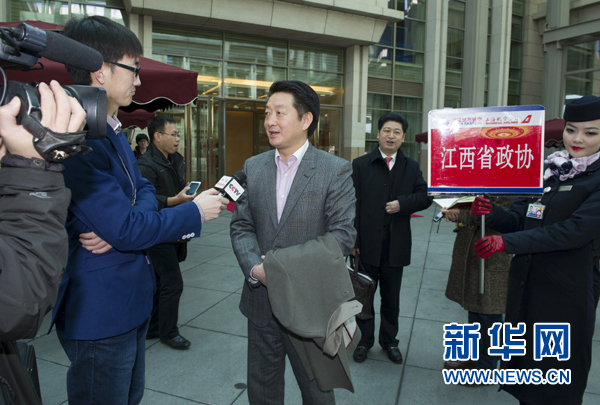 首批京外全国政协委员抵京