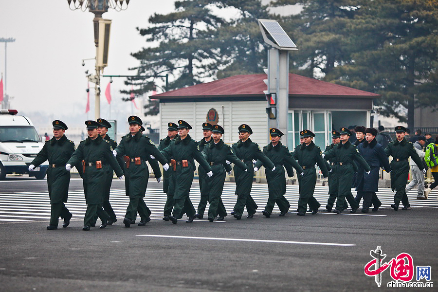 天安门广场安保全面升级 武警荷枪实弹保两会