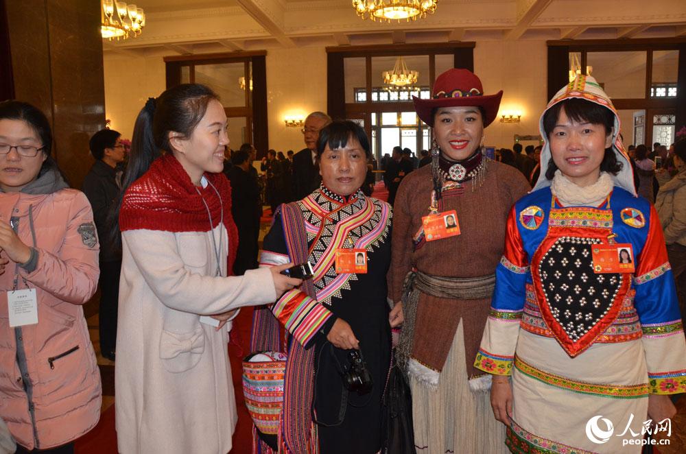 “两会”少数民族和宗教界委员受追捧