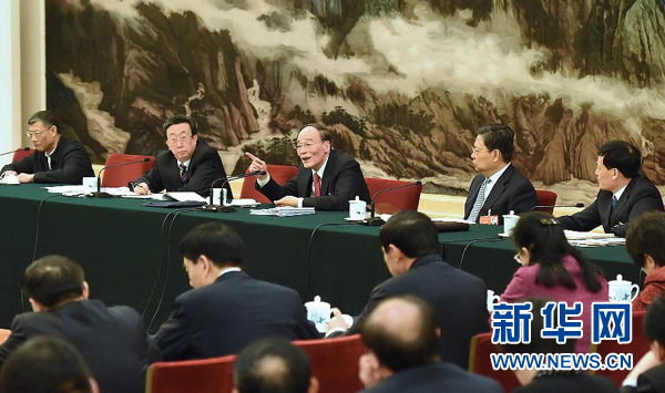 王岐山参加河南代表团审议时强调：各级纪检监察机关要把更多的力量调配到党风廉政建设和反腐败斗争主业上