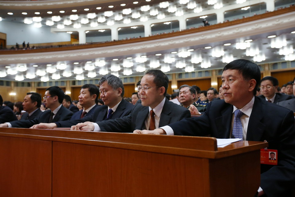 委员在摁表决器