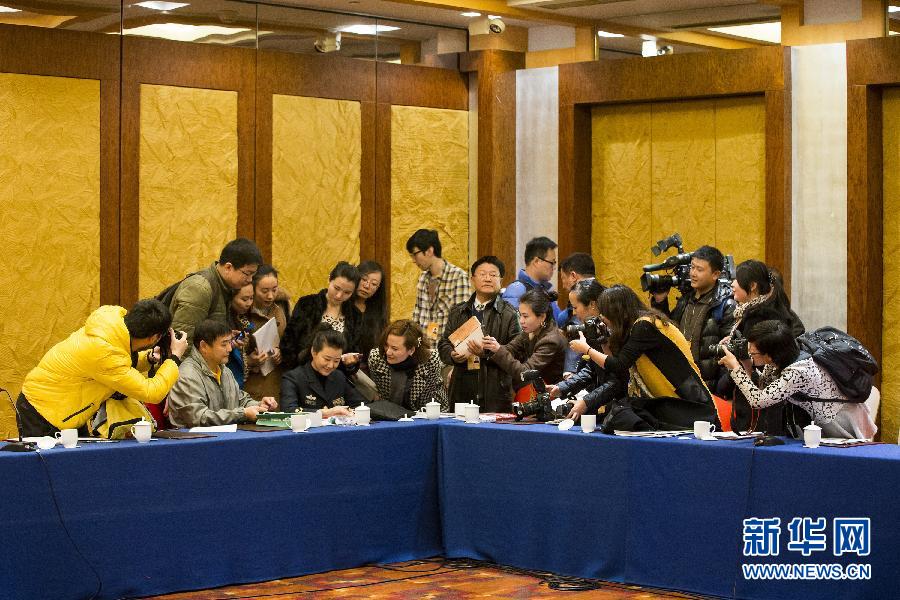 两会花絮：求签名