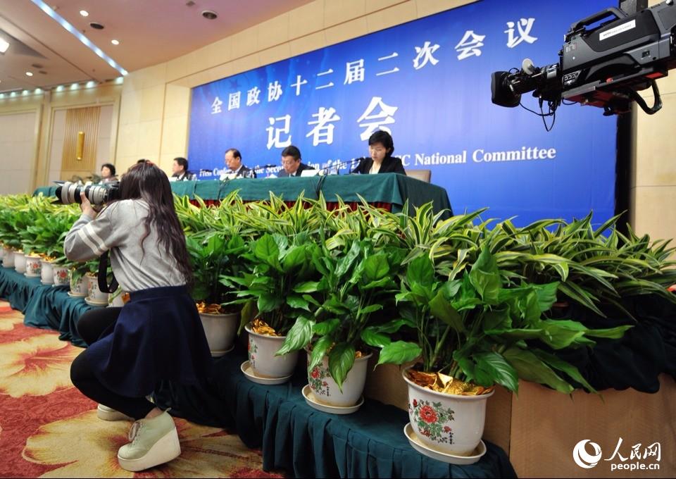 2014两会花絮：记者会上的“踮脚姐”