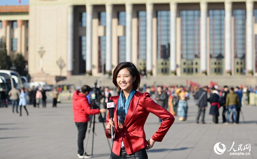 2014两会花絮：两会会场上的美女记者