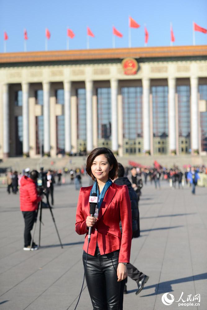 2014两会花絮：两会会场上的美女记者