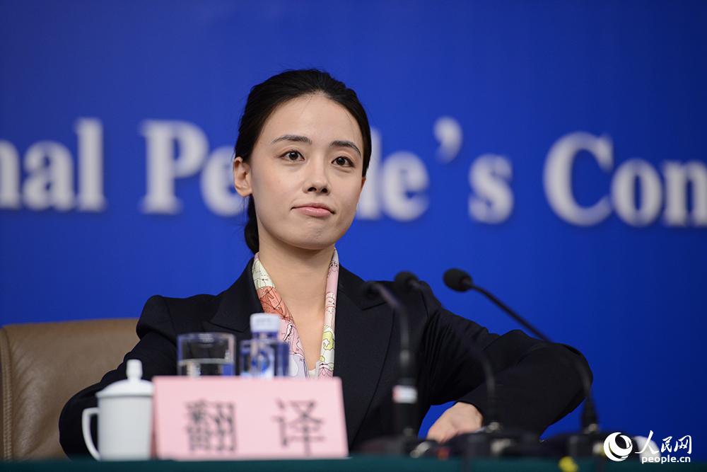 两会小清新女翻译 盘点近年两会女翻译