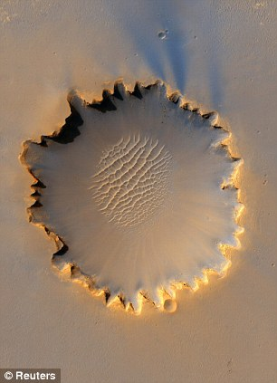 NASA公布火星沙丘扬尘图 犹如人类扔下小型炸弹