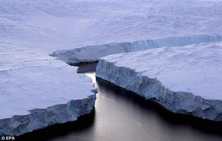格陵兰岛冰川大规模崩裂 形成4倍曼哈顿面积浮冰岛