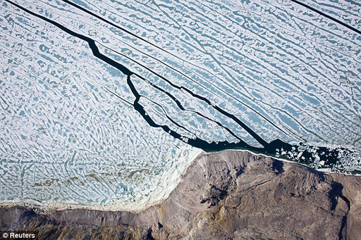 格陵兰岛冰川大规模崩裂 形成4倍曼哈顿面积浮冰岛