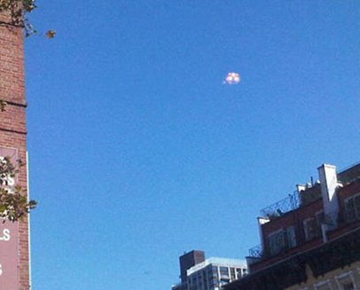 聚会气球被风刮走引发UFO恐慌 纽约数千人驻足观看