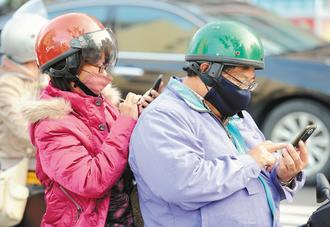 台湾交通新规实施首日 近50“低头族”遭开罚单(图)