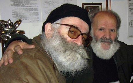 塞尔维亚特工假扮病人上门 声音和头发出卖卡