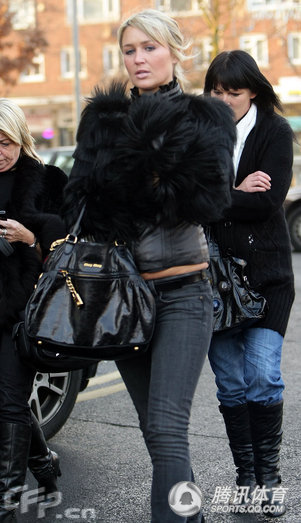 杰拉德酒吧斗殴被捕 妻子赴警局探监