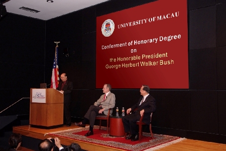 美国前总统老布什获澳大授予荣誉博士学位