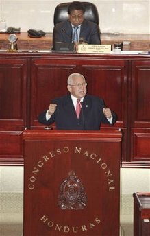 洪都拉斯临时政府新内阁成员宣誓就职