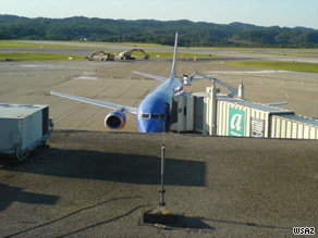 美波音737客机飞行中出现破洞紧急着陆 可从洞中看天空