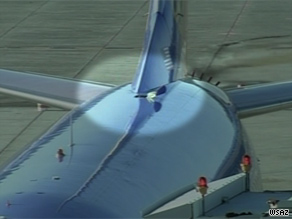 美波音737客机飞行中出现破洞紧急着陆 可从洞中看天空