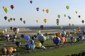 326只热气球在法国小镇同时升空 刷新世界纪录
