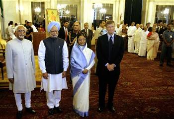 比尔·盖茨在印度获甘地和平奖 10亿美元善款投入卫生事业
