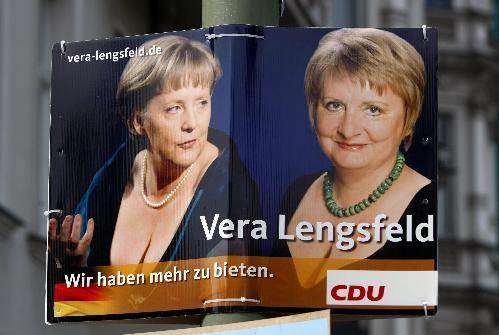 德国女候选人靠默克尔低胸海报招揽人气