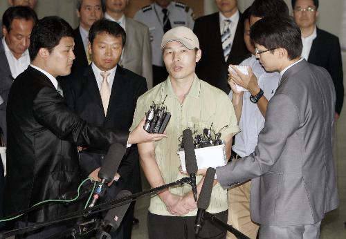 遭朝扣押韩员工回到韩国 媒体称平壤向首尔“示好”