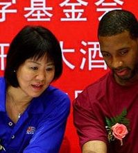 火箭三号抵京携手郎平做慈善 麦迪捐献3万美金