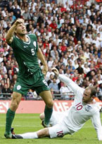 友谊赛-鲁尼争议点球兰帕德建功 英格兰2-1评