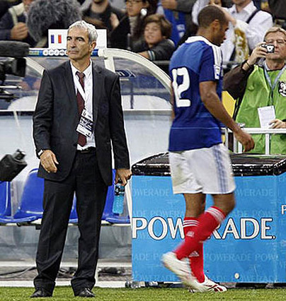 亨利更衣室质问多梅内克 法国全队哗变欲推翻主帅