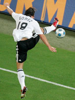 世预赛-克洛泽掀半场疯狂 德国4-0阿塞拜疆