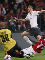 欧冠-假摔前锋破门 阿森纳3分钟两球3-2逆转评