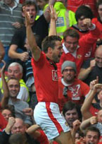 英超-欧文压哨绝杀 曼联三度被追平4-3曼城评