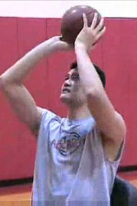 姚明对新球衣赞不绝口 称已等不及穿上它打比赛