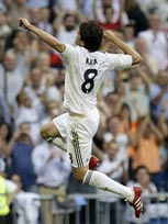 西甲-本泽马两球卡卡破门 皇马3-0取五连胜评