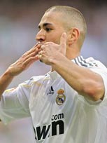 西甲-本泽马两球卡卡破门 皇马3-0取五连胜评