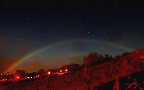 图：英国摄影师夜空中捕捉罕见彩虹