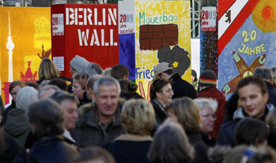 图：巨型多米诺模型纪念柏林墙坍塌20周年