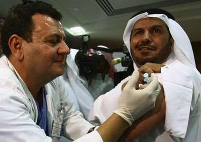 沙特卫生大臣带头接种甲流疫苗 百万朝圣者强制接种