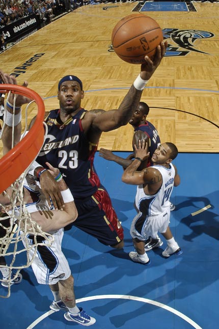 詹姆斯36分骑士三节定胜局 霍华德迷失魔术惨败